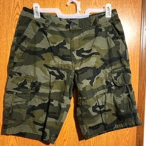 Ecko Unltd size 34 camouflage cargo shorts